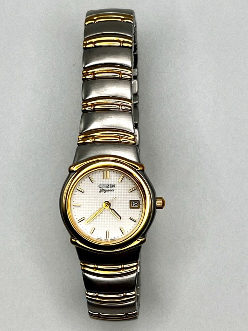 Vintage Citizen Elegance Ladies watch  90’s Round Gold Silver tones  Working